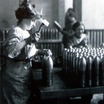 1915-1916_-_Femme_au_travail_dans_une_usine_d'obus